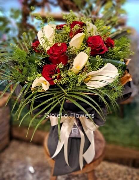 Bouquet di rose rosse e calle