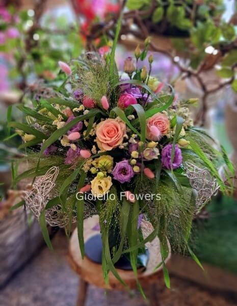 Bouquet di fiori e colori assortiti con gambi a vista