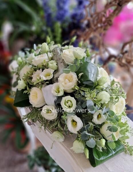 Centrotavola di fiori assortiti dalle tonalità del bianco