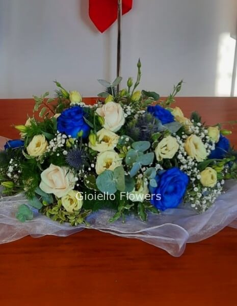 Centrotavola di fiori assortiti bianchi e blu