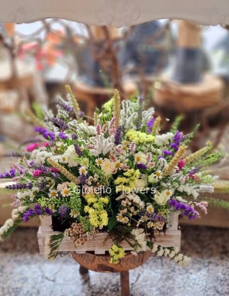 Composizione in cassetta di fiori campestri assortiti  