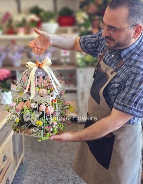 Composizione in gabbia decorativa di fiori primaverili