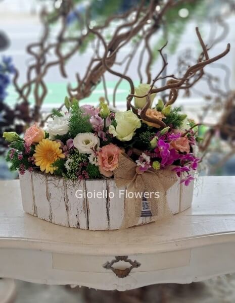 Composizione in cesto fiori assortiti tonalità del bianco