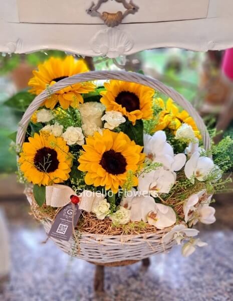 Cesto con girasoli e orchidee