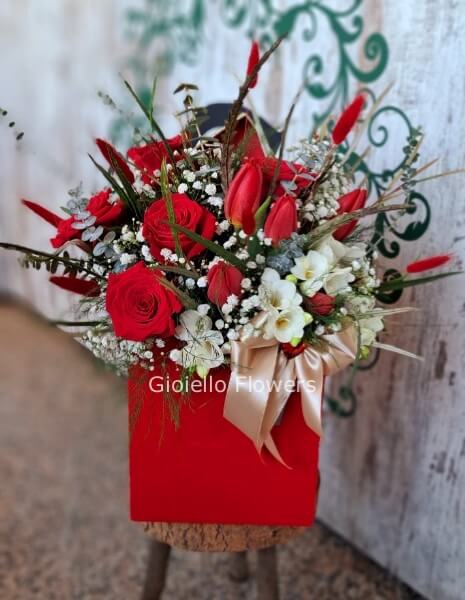 Composizione in box di fiori assortiti rossi