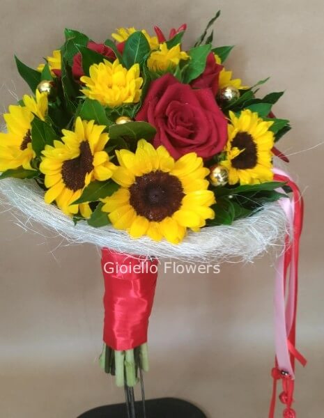 Bouquet con sotto-mazzo con girasoli e fiori di stagione toni del rosso