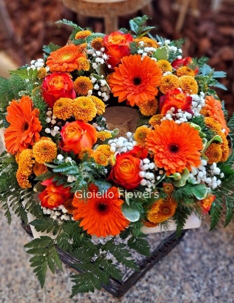 Corona funebre con fiori di stagione, scritta e nastro 60cm