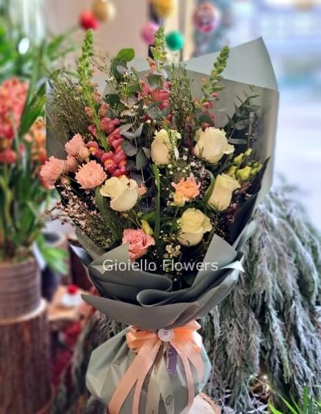 Mazzo di fiori di stagione tonalità del giallo