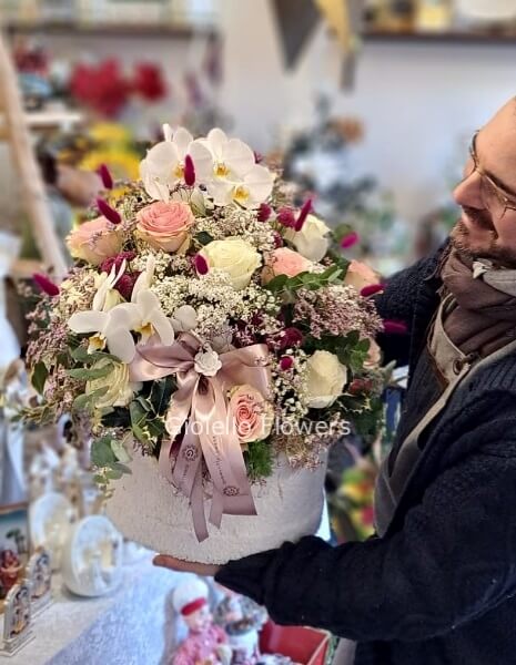 Cappelliera di rose e fiori di stagione  colori tenui