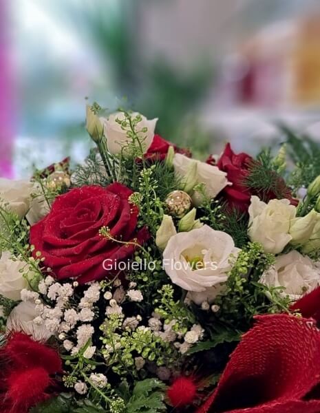 Bouquet di rose rosse e fiori bianchi di diversa tipologia