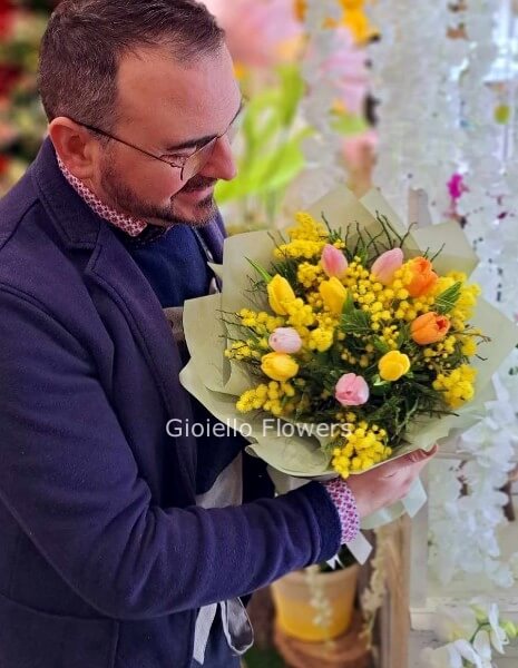 Bouquet di tulipani e mimosa