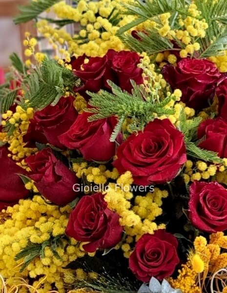 Mazzo di rose rosse a gambo lungo, con mimosa