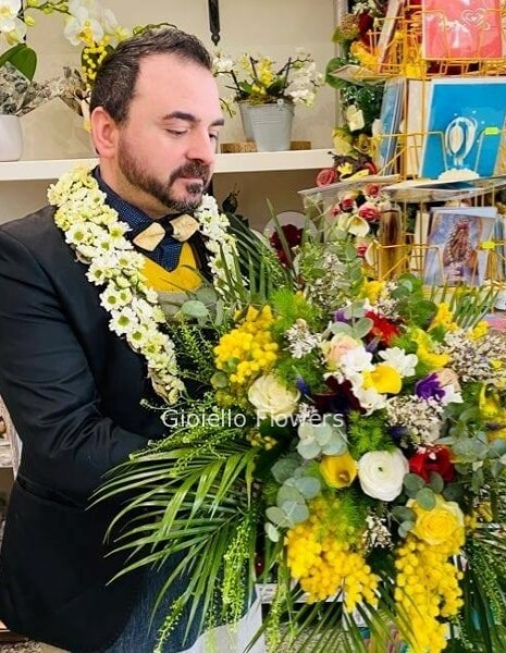 Bouquet di rose assortite e mimosa