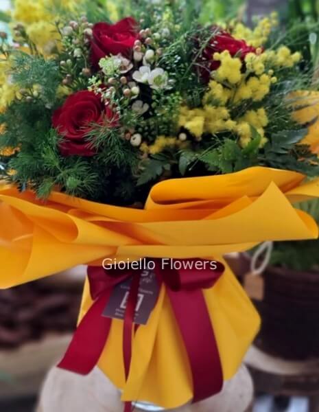 Bouquet di 5 rose rosse e mimosa