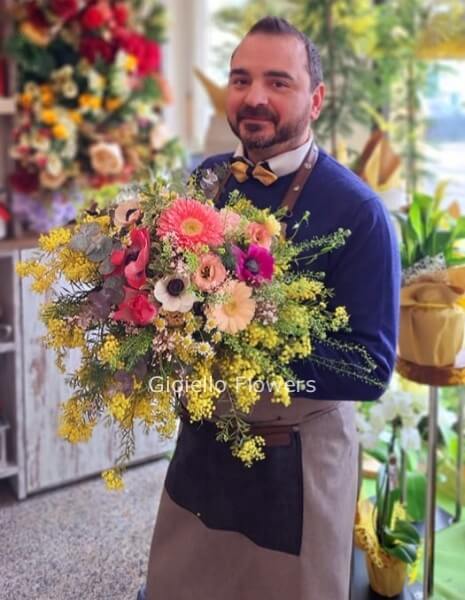 Bouquet di fiori primaverili e mimosa