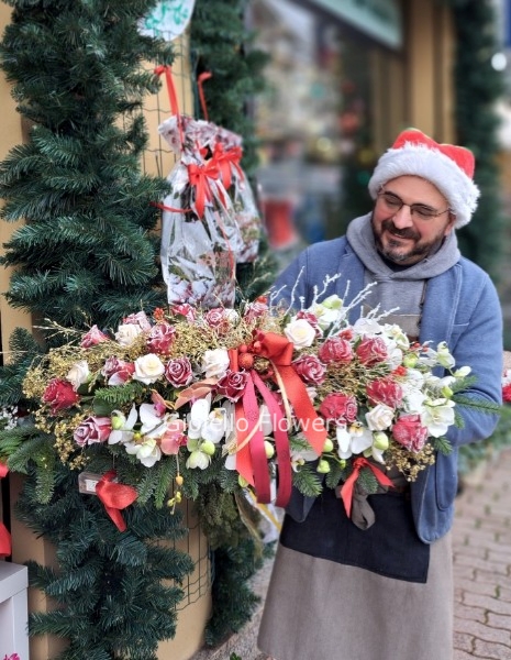 Composizione natalizia con rose cerate