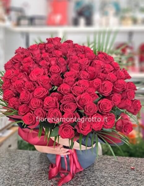 Bouquet di rose rosse con verde e fiori complementari