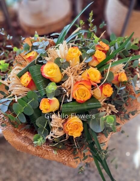 Bouquet di rose gialle con verde e fiori complementari