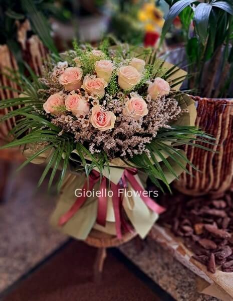 Bouquet di rose rosa con verde e fiori complementari