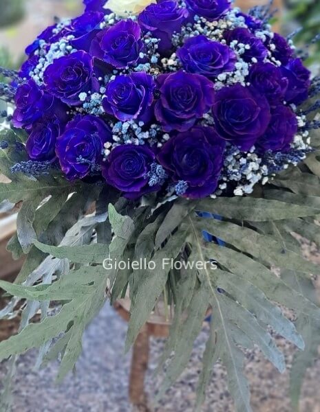 Bouquet di rose blu con verde e fiori complementari
