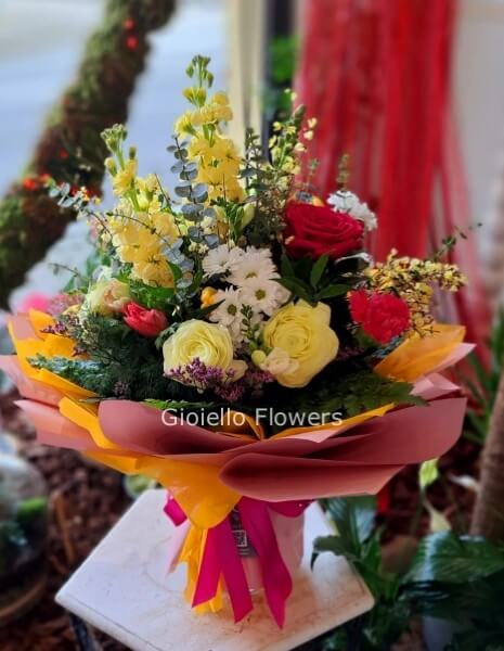 Bouquet allegro e colorato con fiori primaverili