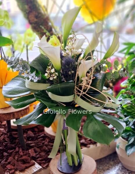 Bouquet artistico con calle, intrecci, verde decorativo e fiori complementari