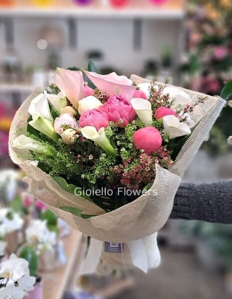 Bouquet di peonie bianche e calle