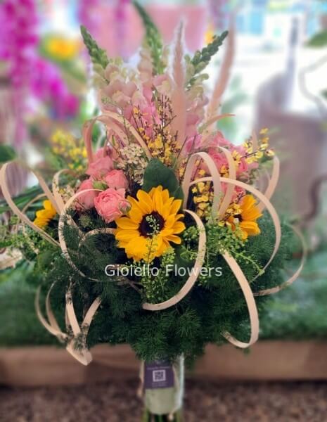 Bouquet con fiori primaverili in stile artistico decorativo