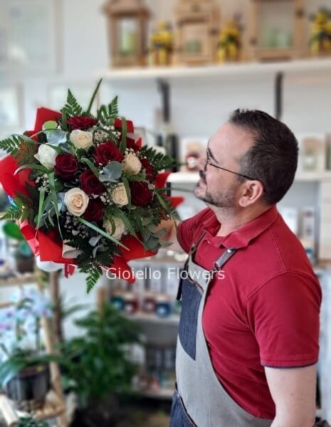 Bouquet misto di rose rosse e bianche