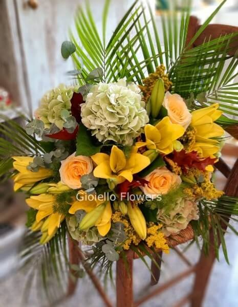 Bouquet sulle tonalità del giallo con decorazioni oro