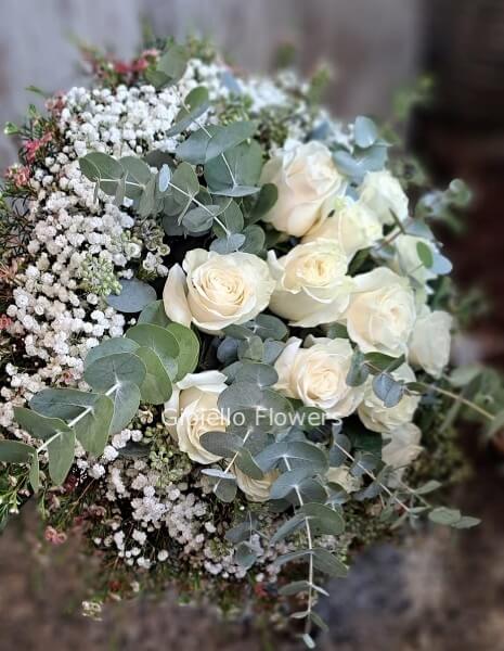 Bouquet di fiori bianchi e rifiniture argento