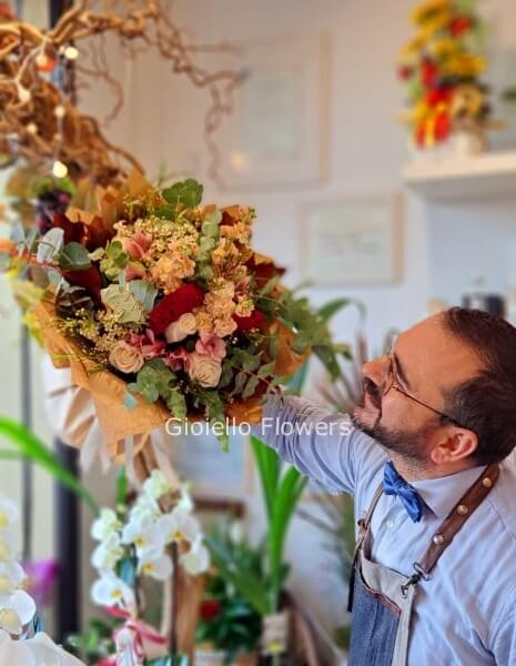 Bouquet di fiori misti con foglie e verdi autunnali