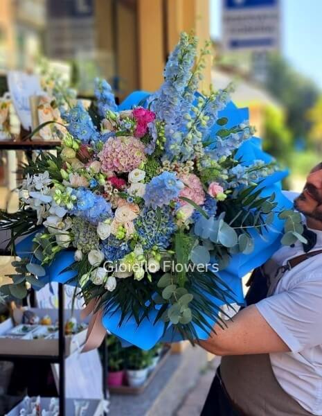 Bouquet con ortensie e fiori di stagione misto colorato
