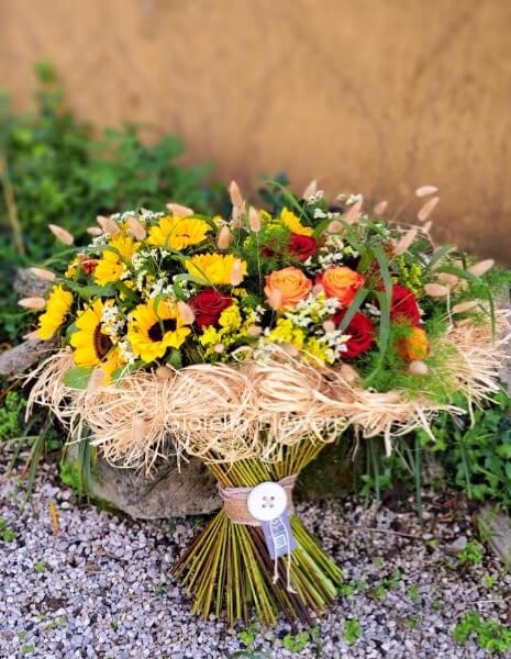Bouquet dalle tonalità estive con fiori di stagione