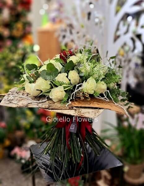 Bouquet dalle tonalità argento/bianco con fiori di stagione
