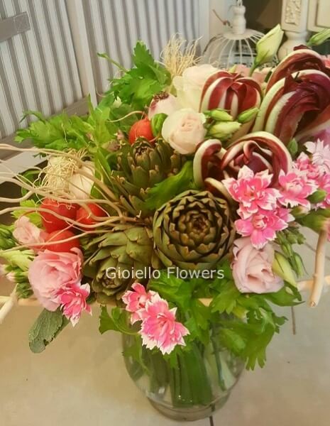 Bouquet con ortaggi di stagione e fiori con verde decorativo