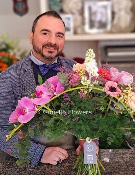 Bouquet decorativo con orchidee e fiori di stagione colori misti