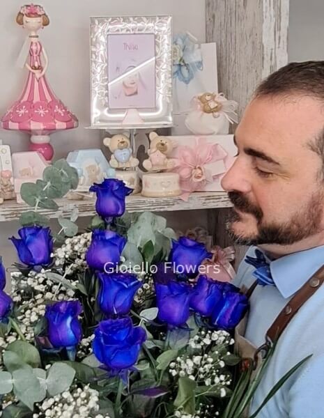 Fascio di rose blu con fiori complementari e verde decorativo