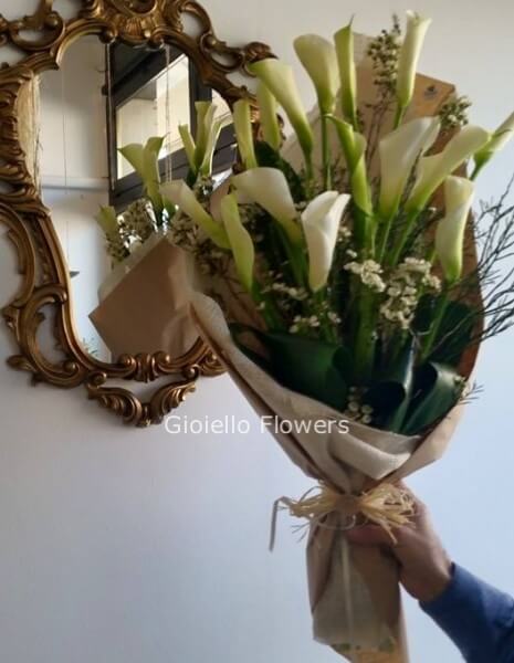 Mazzo decorativo con calle e verde ornamentale