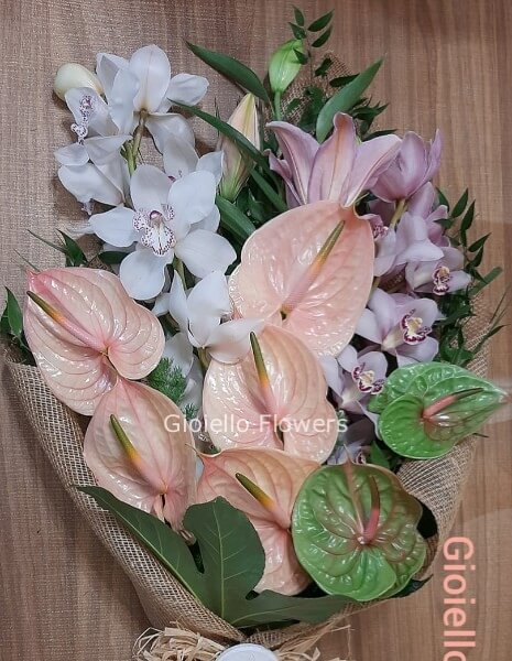Mazzo con orchidea colori tenui con verde ornamentale
