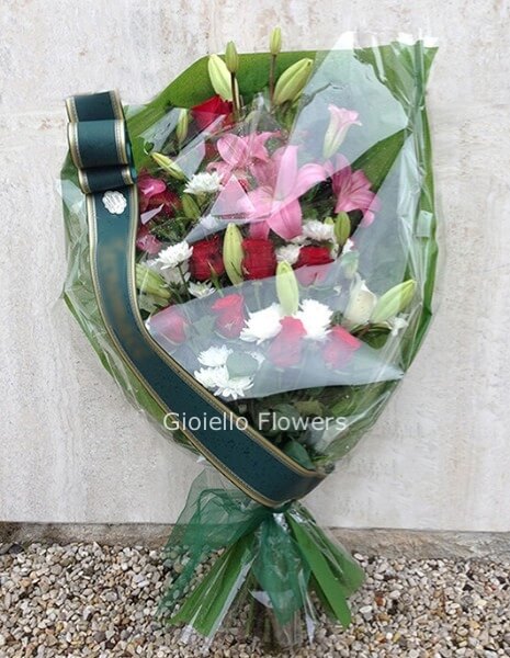 Mazzo funebre a fascio con nastro colori e fiori assortiti