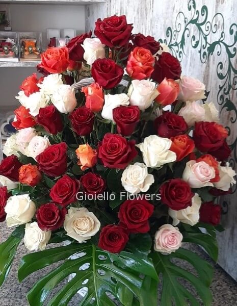Cesto con rose colori assortiti
