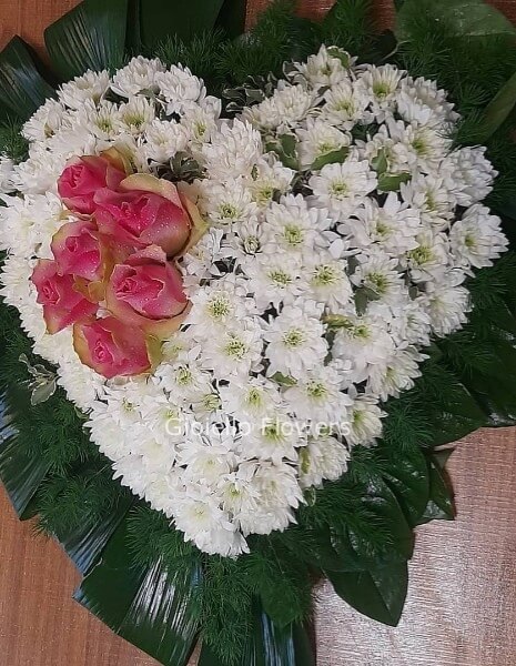 Cuore con margherite e rose rosa
