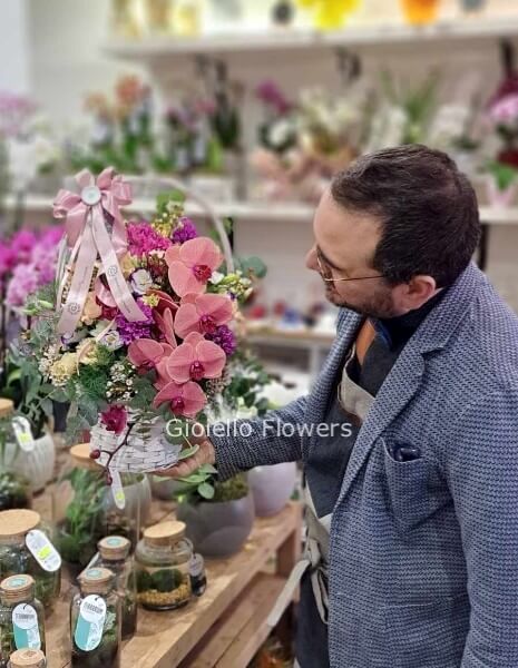 Composizione di fiori di stagione in cesto