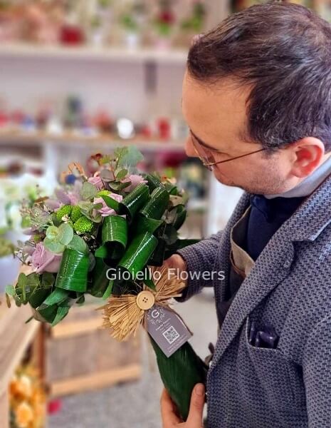 Bouquet di rose e aspidistra decorativa toni del bianco