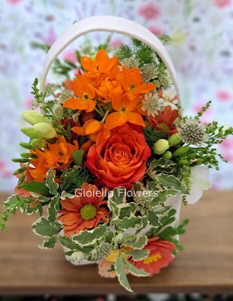 Cestino con fiori e colori assortiti