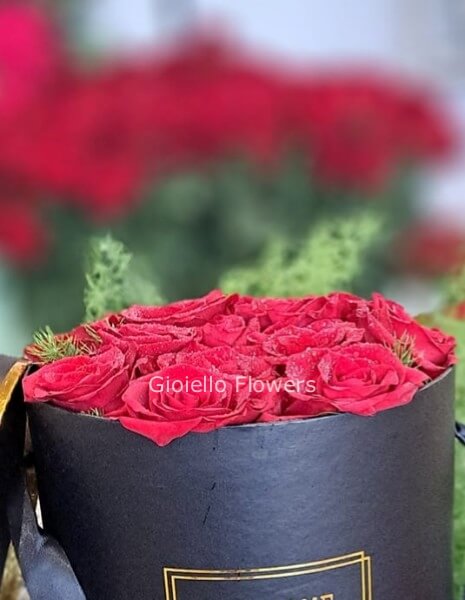 Cappelliera media con rose assortite