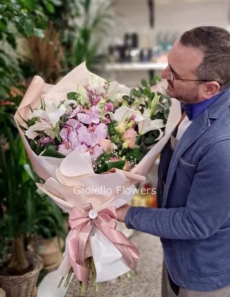 Mazzo con orchidea e fiori di stagione tonalità del bianco