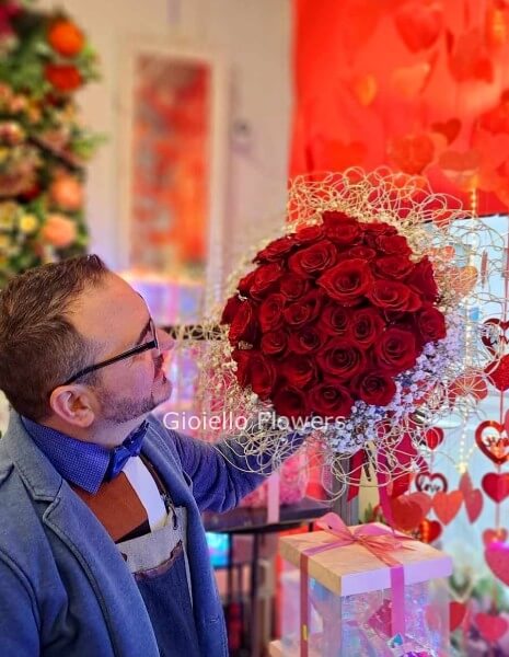 Bouquet di rose rosse con decorazione artistica