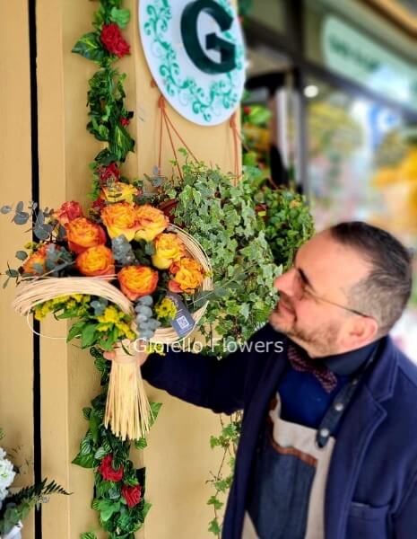 Bouquet artistico con rose e intreccio naturale 